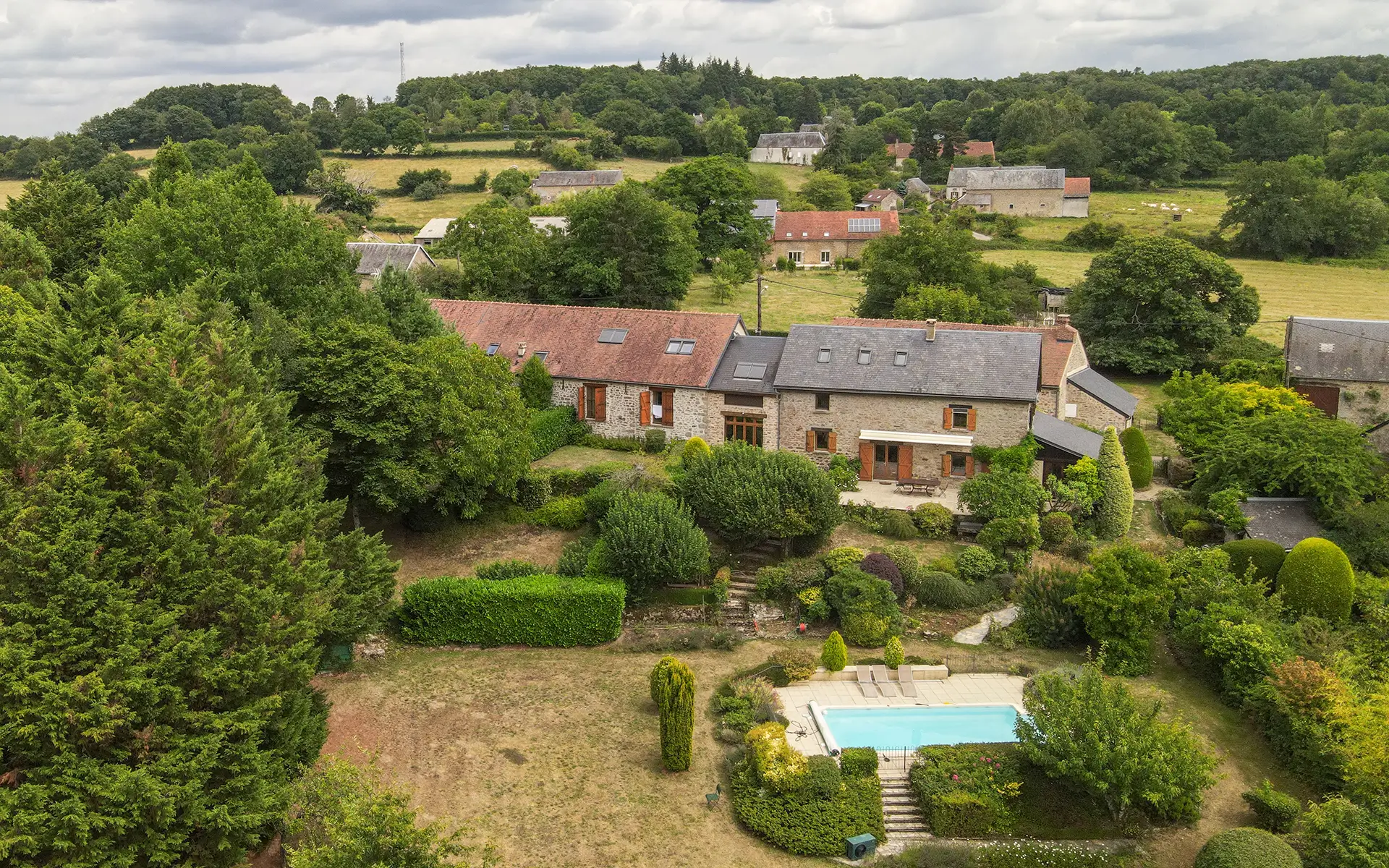 Façade avec piscine de la maison de campagne à Saint-Martin-du-Puy à vendre - Arrière-Cour, agence immobilière spécialisée dans la Nièvre