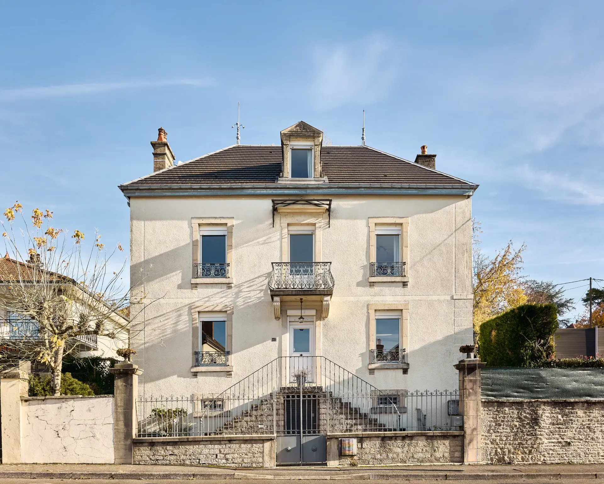Façade de la maison de caractère avec piscine à Vesoul à vendre - Arrière-Cour, agence immobilière spécialisée en Haute-Saône