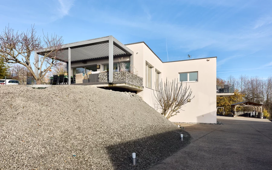 Façade de la maison moderne écologique près de Belfort à vendre - Arrière-Cour, agence immobilière spécialisée dans le Territoire de Belfort