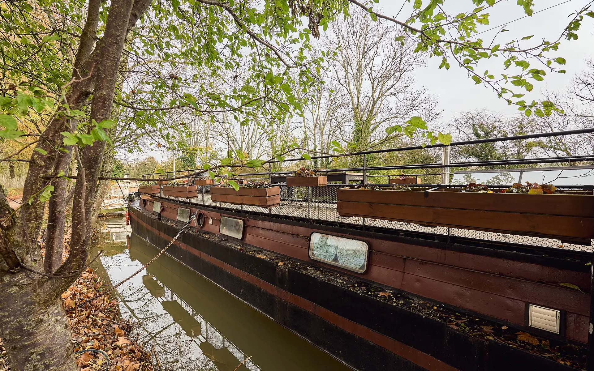 Façade de la péniche rénovée à Dole à vendre - Arrière-Cour, agence immobilière spécialisée dans le Jura