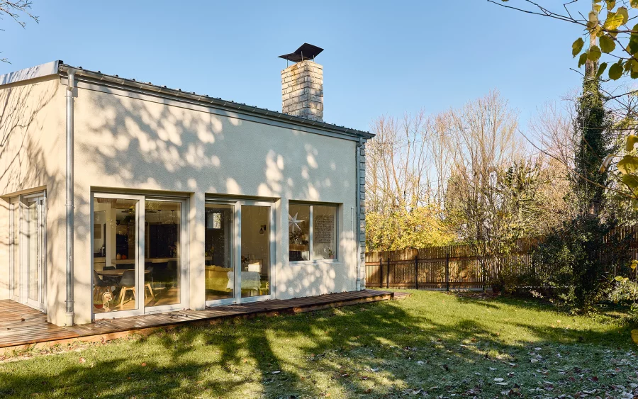 Façade de la villa d’architecte à Bregille à vendre - Arrière-Cour, agence immobilière spécialisée dans le Doubs