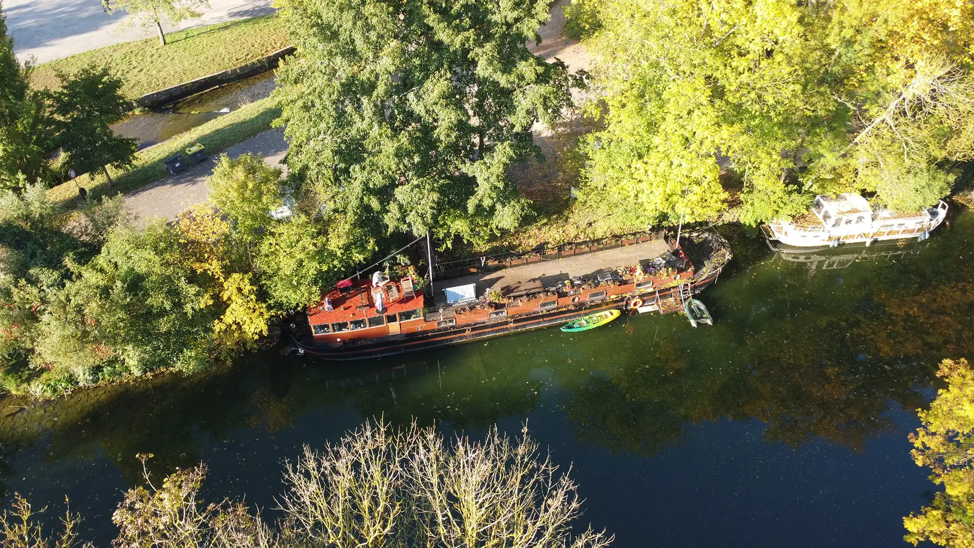 Haut de la péniche rénovée à Dole à vendre - Arrière-Cour, agence immobilière spécialisée dans le Jura