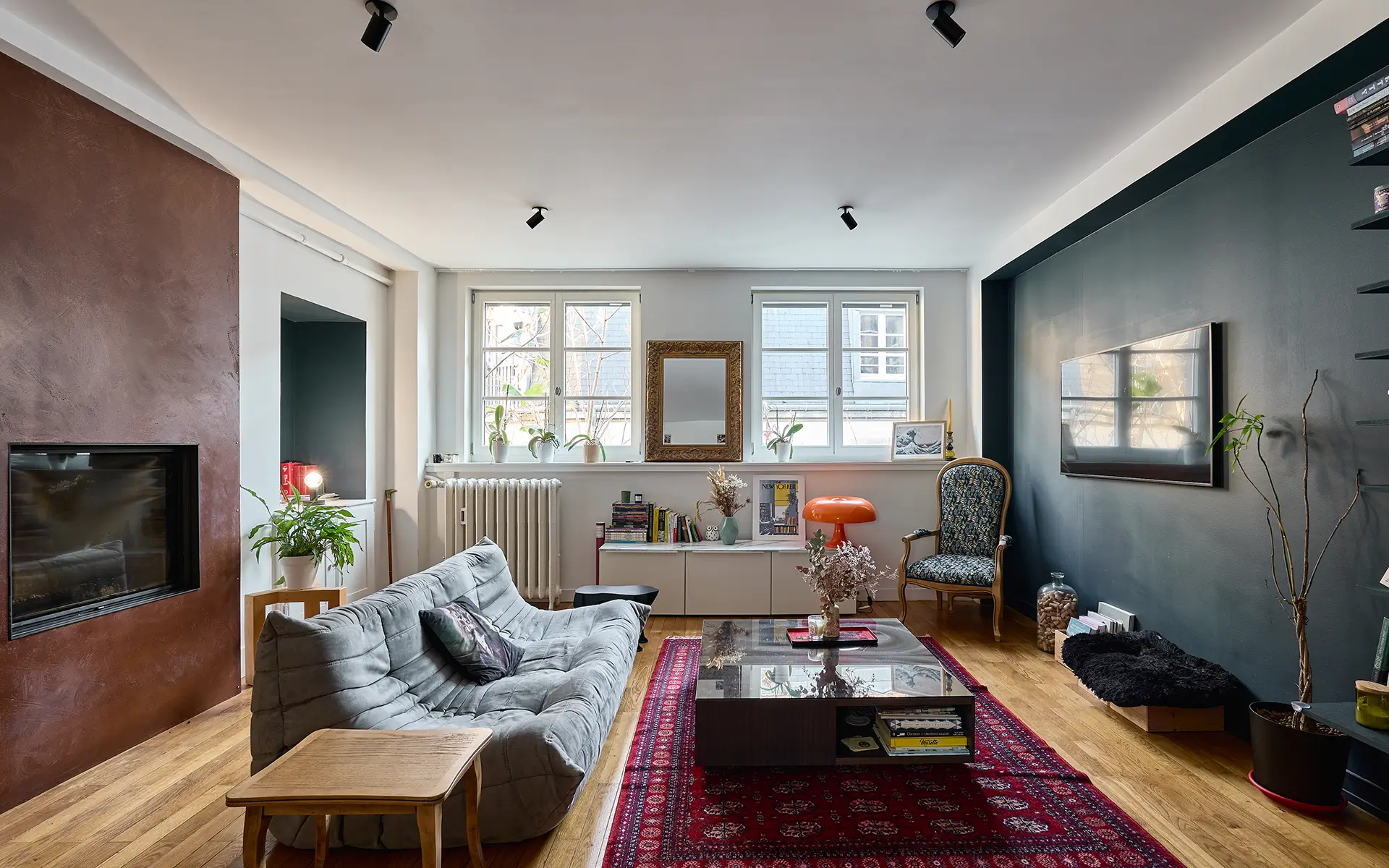 Pièce à vivre de l'appartement de charme au centre-ville de Besançon à vendre - Arrière-Cour, agence immobilière spécialisée dans le Doubs