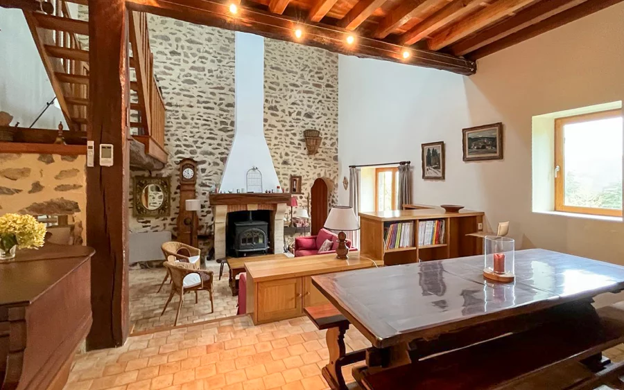 Pièce à vivre de la maison de campagne à Saint-Martin-du-Puy à vendre - Arrière-Cour, agence immobilière spécialisée dans la Nièvre