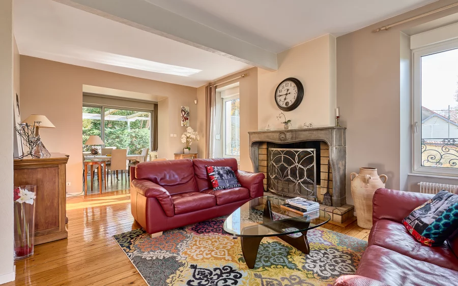 Pièce à vivre de la maison de caractère avec piscine à Vesoul à vendre - Arrière-Cour, agence immobilière spécialisée en Haute-Saône