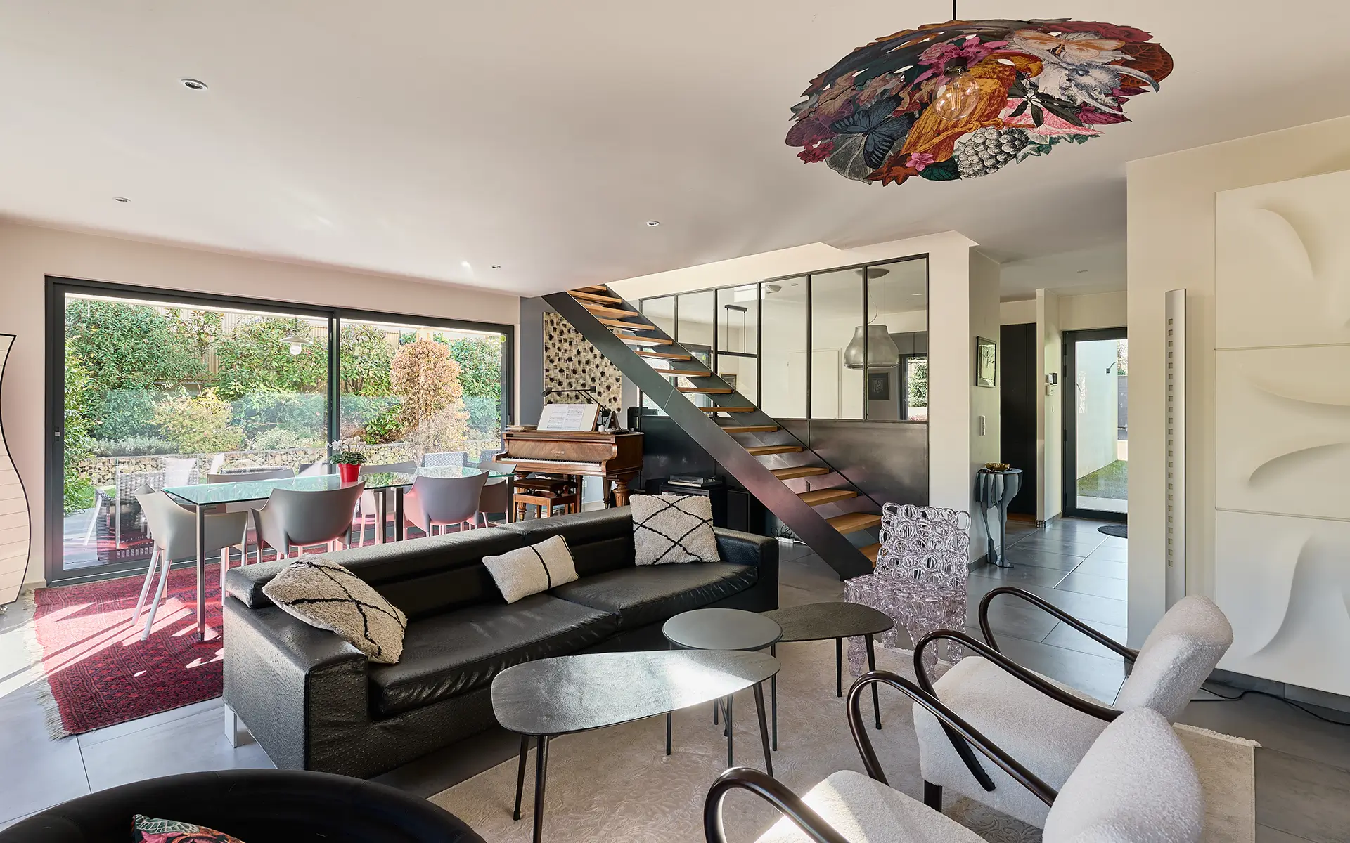 Pièce à vivre de la villa d'architecte avec piscine à Bregille à vendre - Arrière-Cour, agence immobilière spécialisée dans le Doubs