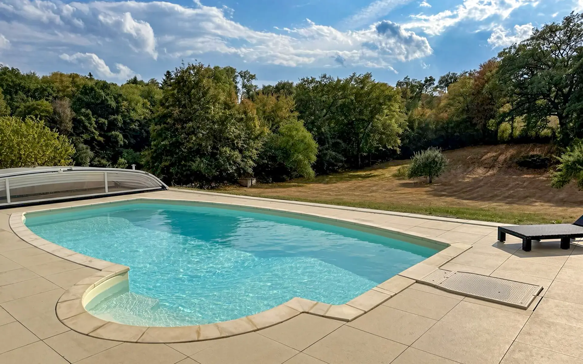 Piscine de la maison familiale avec piscine à Charnay à vendre - Arrière-Cour, agence immobilière spécialisée dans le Doubs