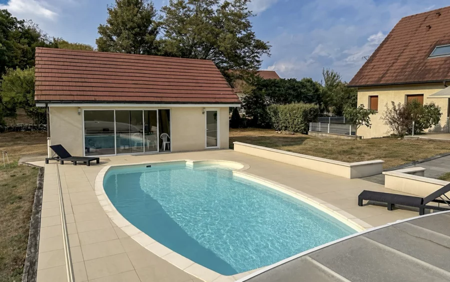 Piscine et poulhouse de la maison familiale avec piscine à Charnay à vendre - Arrière-Cour, agence immobilière spécialisée dans le Doubs