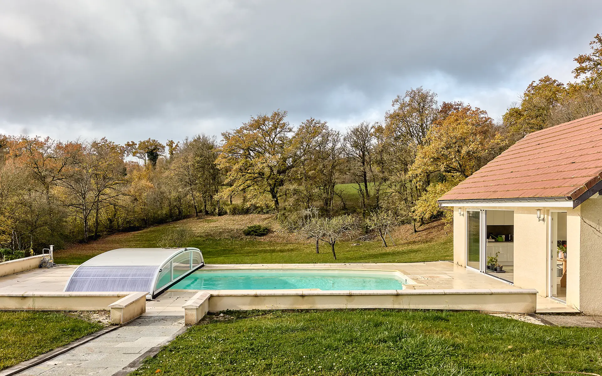 Piscine et poolhouse de la maison familiale avec piscine à Charnay à vendre - Arrière-Cour, agence immobilière spécialisée dans le Doubs
