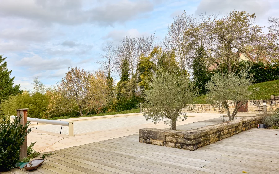 Piscine et terrasse de la maison vigneronne proche de Château-Chalon à vendre - Arrière-Cour, agence immobilière spécialisée dans le Jura