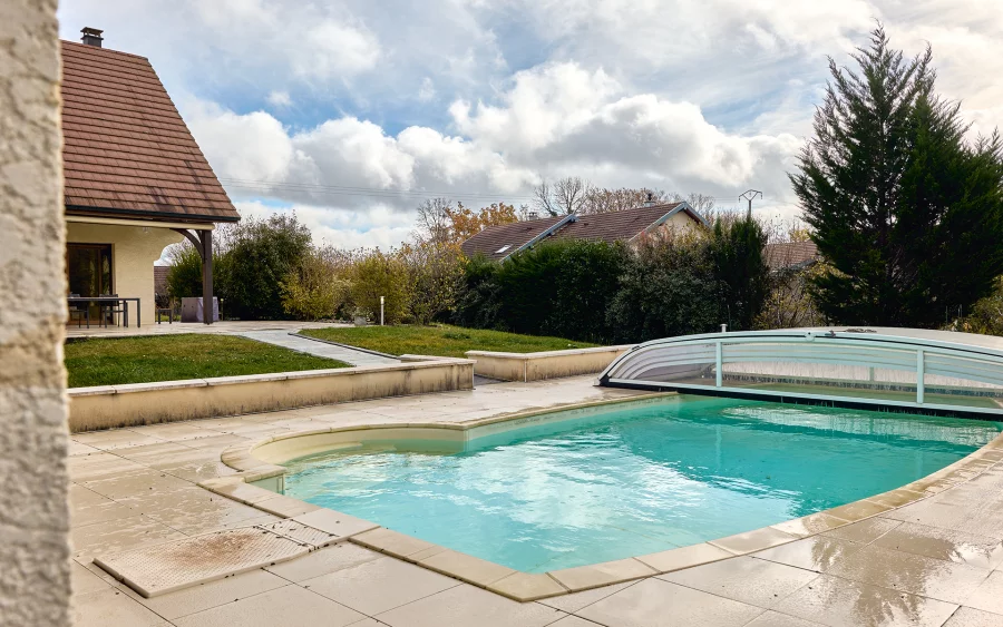 Piscine de la maison familiale avec piscine à Charnay à vendre - Arrière-Cour, agence immobilière spécialisée dans le Doubs
