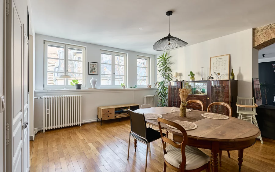 Salle à manger de l'appartement de charme au centre-ville de Besançon à vendre - Arrière-Cour, agence immobilière spécialisée dans le Doubs