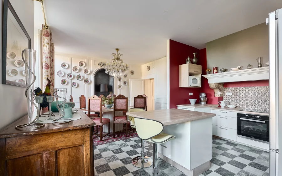 Salle à manger et cuisine de la maison ancienne rénovée à Montigny-lès-Vesoul à vendre - Arrière-Cour, agence immobilière spécialisée en Haute-Saône