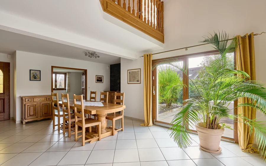 Salle à manger de la maison familiale avec piscine à Charnay à vendre - Arrière-Cour, agence immobilière spécialisée dans le Doubs