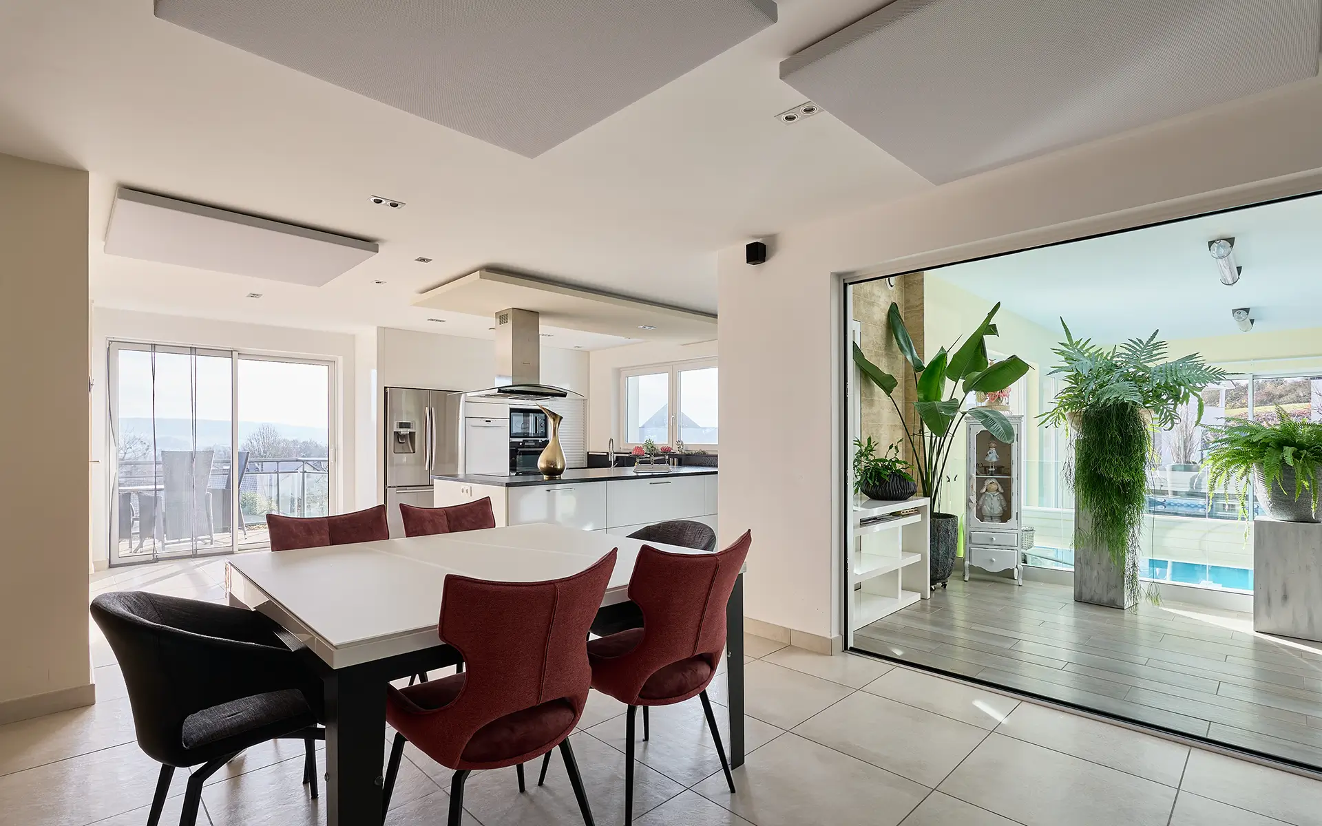 Salle à manger de la maison moderne écologique près de Belfort à vendre - Arrière-Cour, agence immobilière spécialisée dans le Territoire de Belfort