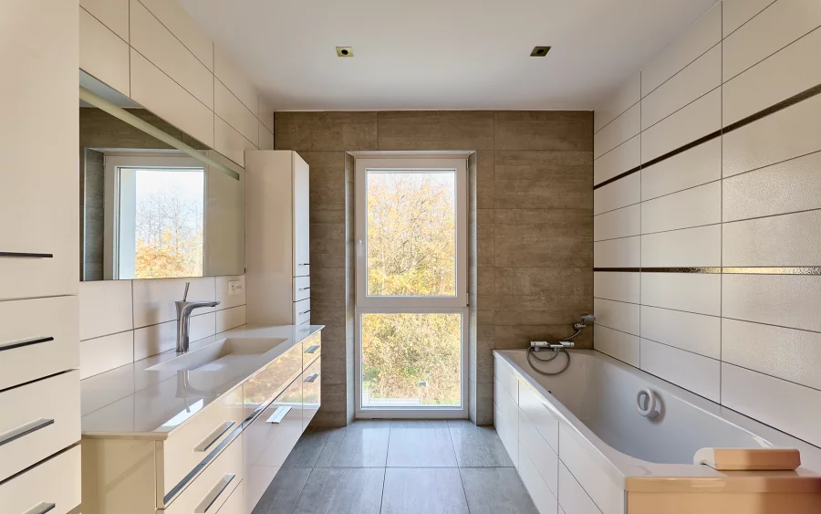 Salle de bain de la maison moderne écologique près de Belfort à vendre - Arrière-Cour, agence immobilière spécialisée dans le Territoire de Belfort