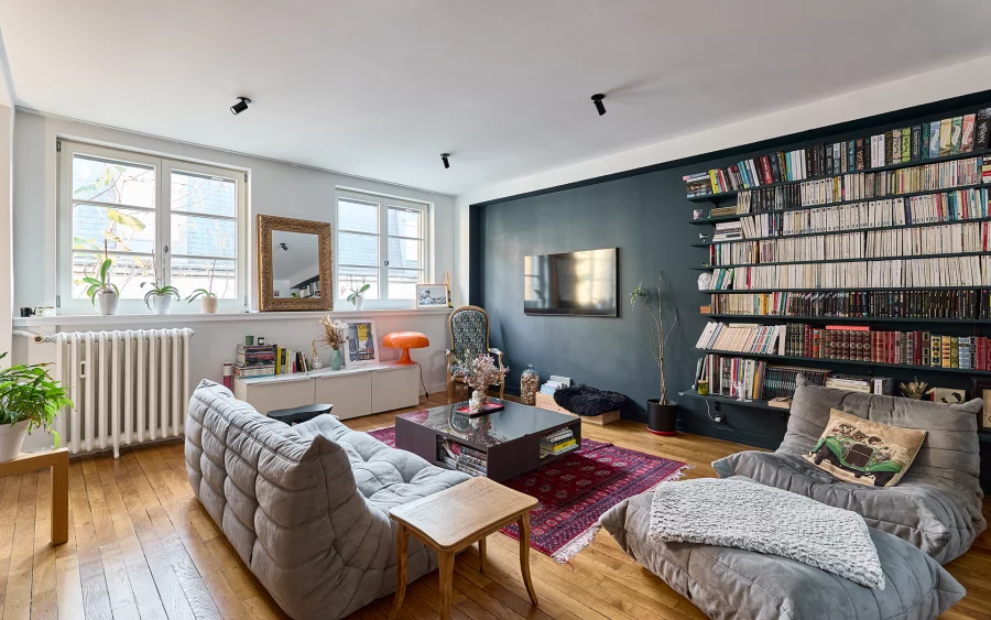 Salon de l'appartement de charme au centre-ville de Besançon à vendre - Arrière-Cour, agence immobilière spécialisée dans le Doubs