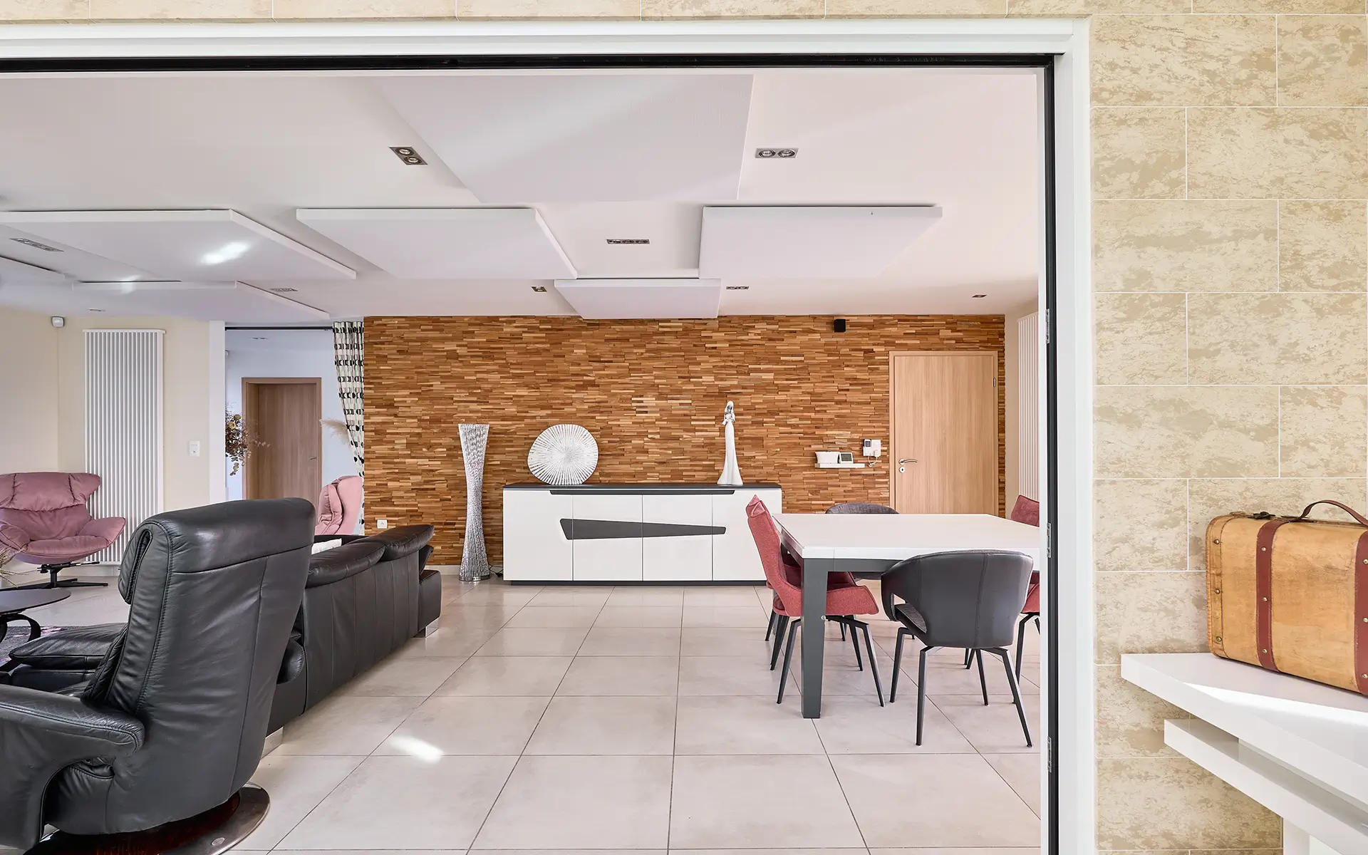 Salon et salle à manger de la maison moderne écologique près de Belfort à vendre - Arrière-Cour, agence immobilière spécialisée dans le Territoire de Belfort