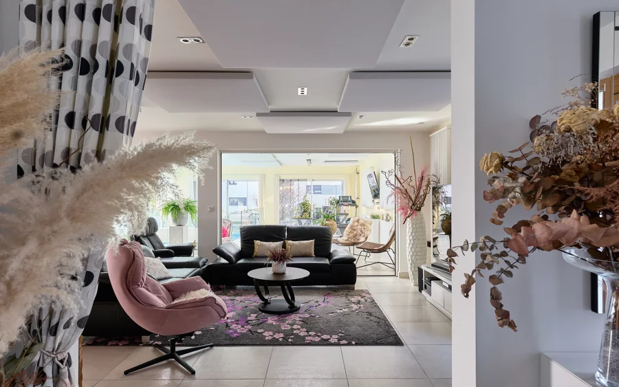 Salon lumineux de la maison moderne écologique près de Belfort à vendre - Arrière-Cour, agence immobilière spécialisée dans le Territoire de Belfort