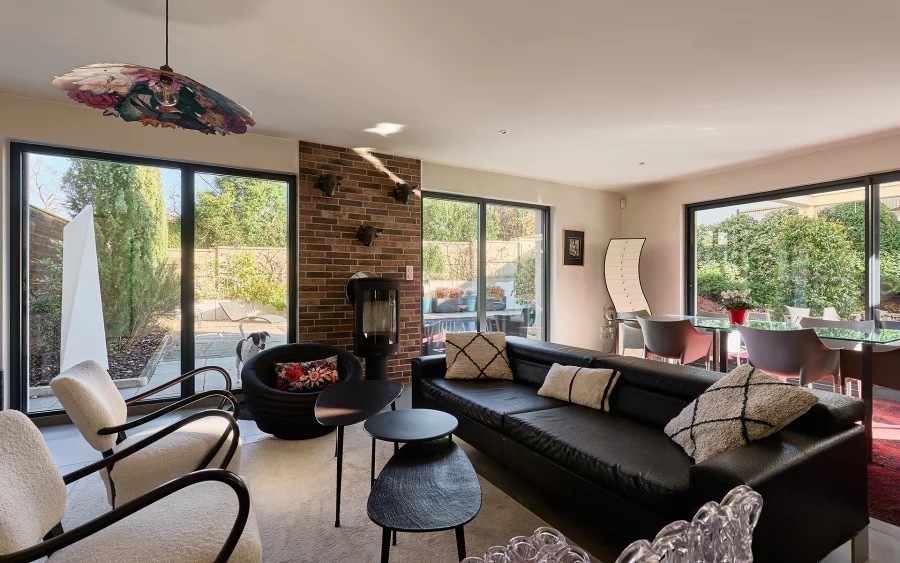 Salon de la villa d'architecte avec piscine à Bregille à vendre - Arrière-Cour, agence immobilière spécialisée dans le Doubs