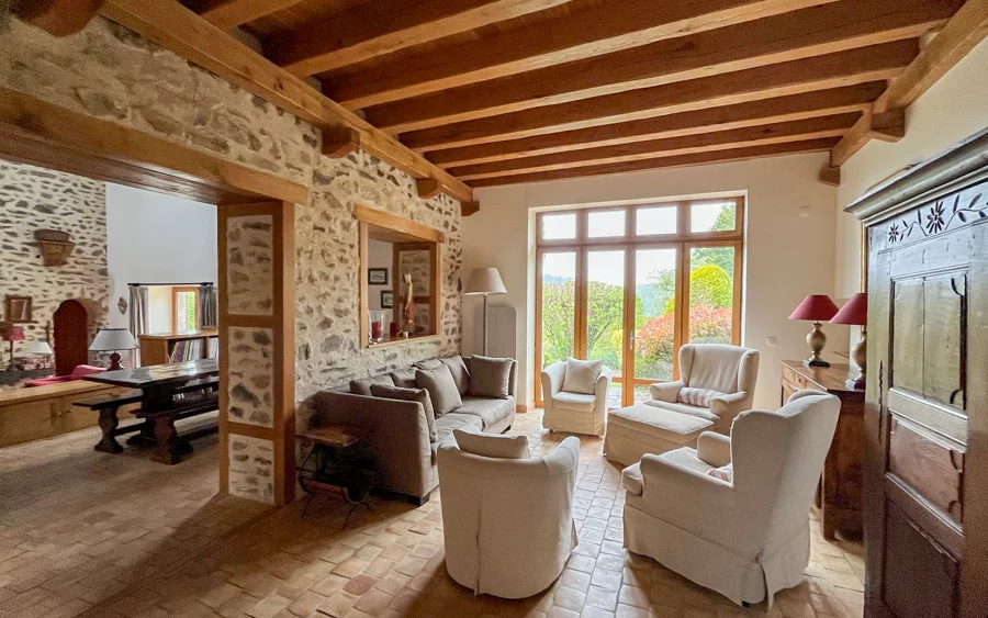 Salon de la maison de campagne à Saint-Martin-du-Puy à vendre - Arrière-Cour, agence immobilière spécialisée dans la Nièvre