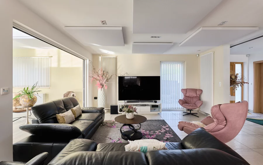 Salon de la maison moderne écologique près de Belfort à vendre - Arrière-Cour, agence immobilière spécialisée dans le Territoire de Belfort