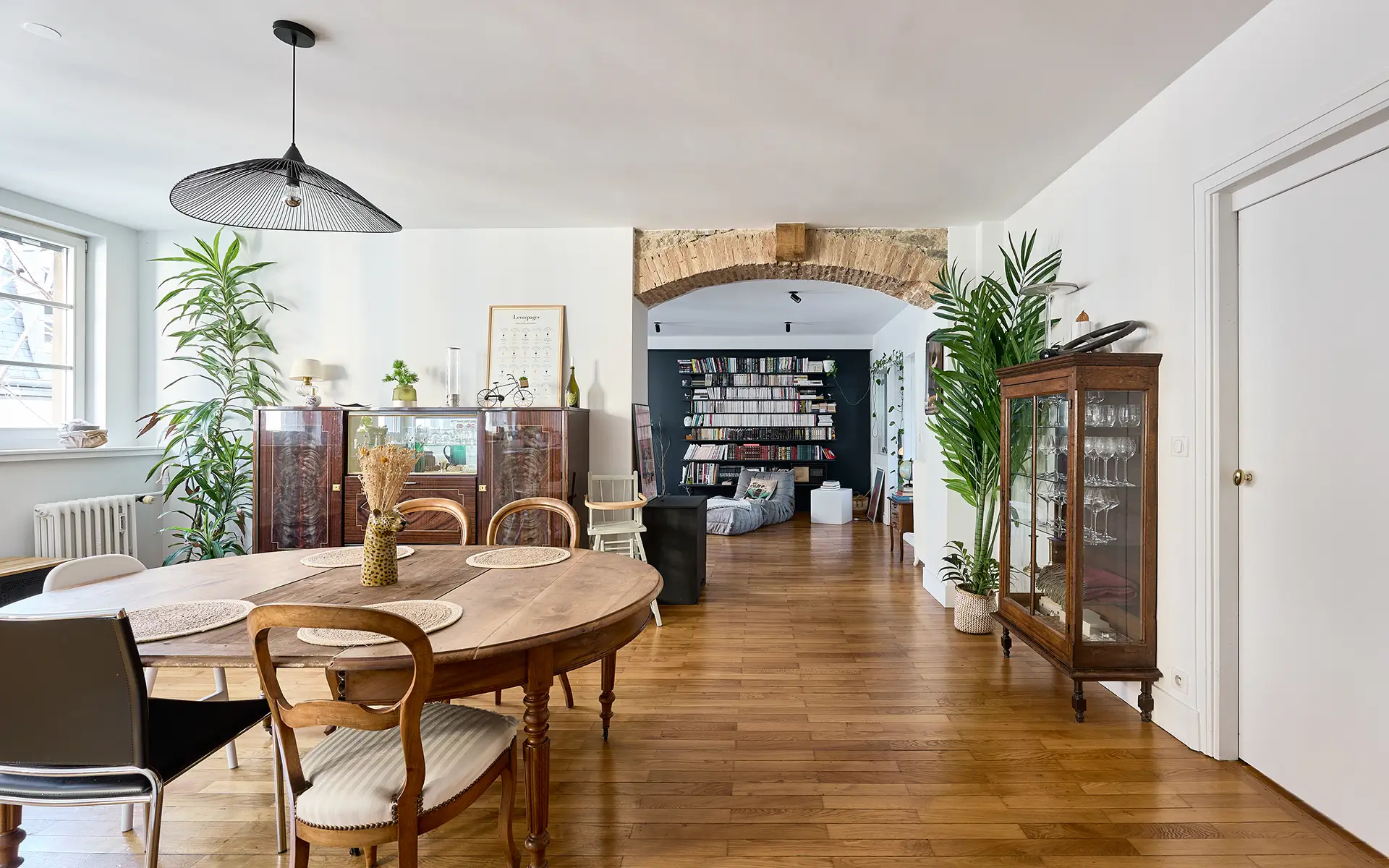 Séjour de l'appartement de charme au centre-ville de Besançon à vendre - Arrière-Cour, agence immobilière spécialisée dans le Doubs