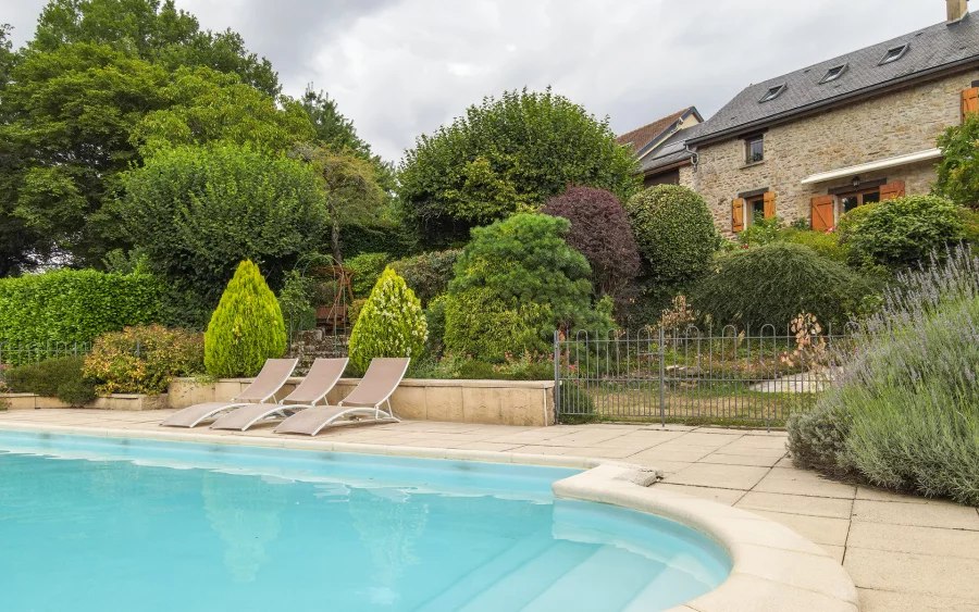 Terrasse et piscine de la maison de campagne à Saint-Martin-du-Puy à vendre - Arrière-Cour, agence immobilière spécialisée dans la Nièvre