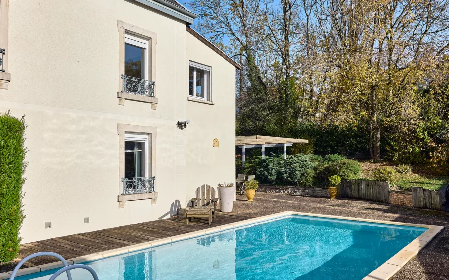 Terrasse et piscine de la maison de caractère avec piscine à Vesoul à vendre - Arrière-Cour, agence immobilière spécialisée en Haute-Saône