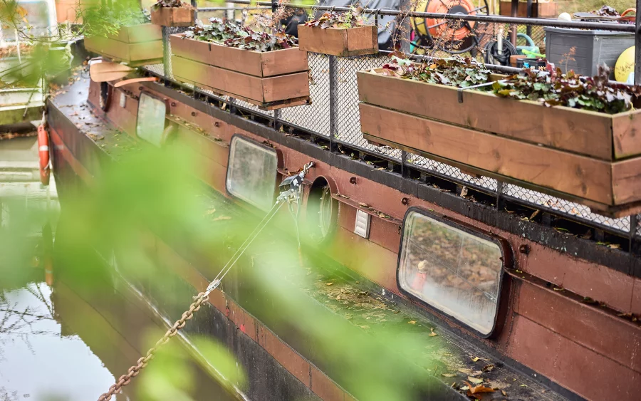 Terrasse de la péniche rénovée à Dole à vendre - Arrière-Cour, agence immobilière spécialisée dans le Jura