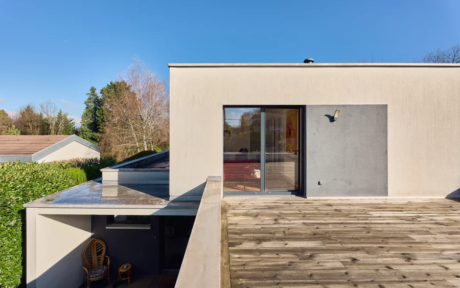 Toit terrasse de la villa d'architecte avec piscine à Bregille à vendre - Arrière-Cour, agence immobilière spécialisée dans le Doubs