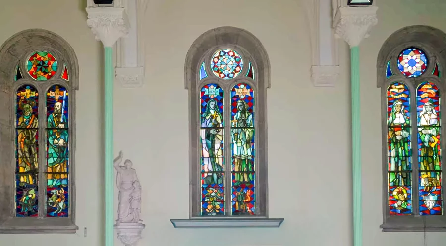 Vitraux de l'appartement atypique dans l’ancienne chapelle Saint-Joseph à Besançon à vendre - Arrière-Cour, agence immobilière spécialisée dans le Doubs