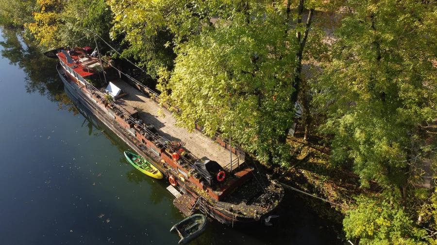 Vue drone de la péniche rénovée à Dole à vendre - Arrière-Cour, agence immobilière spécialisée dans le Jura