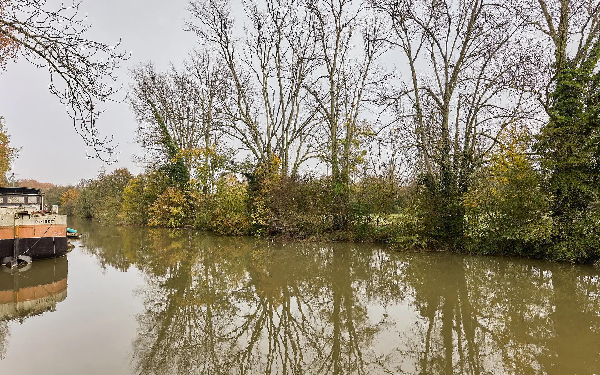 Vue de la péniche rénovée à Dole à vendre - Arrière-Cour, agence immobilière spécialisée dans le Jura