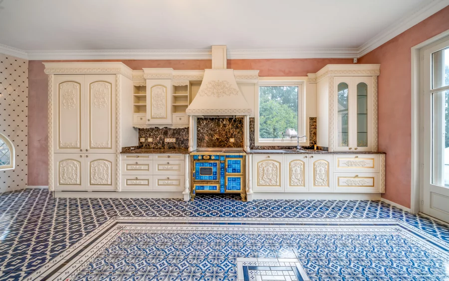 Cuisine de la villa de caractère avec parc paysager à Gex à vendre - Arrière-Cour, agence immobilière spécialisée dans le Pays de Gex