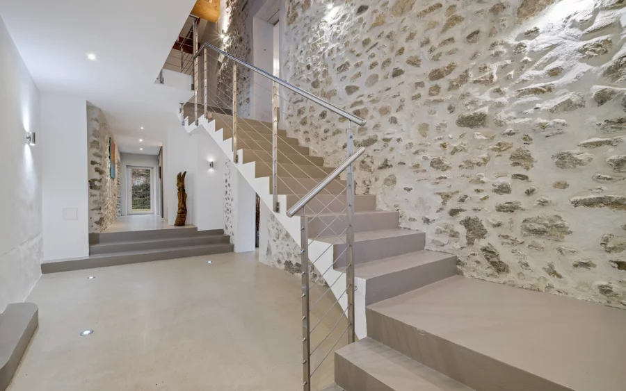 Escalier de l'ancienne ferme rénovée à Divonne-les-Bains dans le Pays de Gex à vendre - Arrière-Cour, agence immobilière spécialisée dans le Pays de Gex