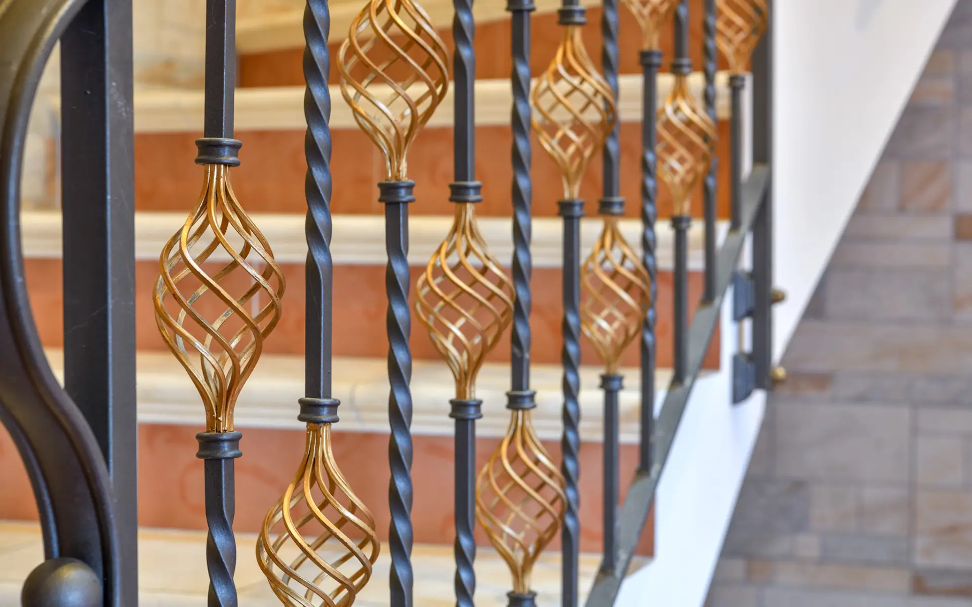 Escalier de la villa de caractère avec parc paysager à Gex à vendre - Arrière-Cour, agence immobilière spécialisée dans le Pays de Gex