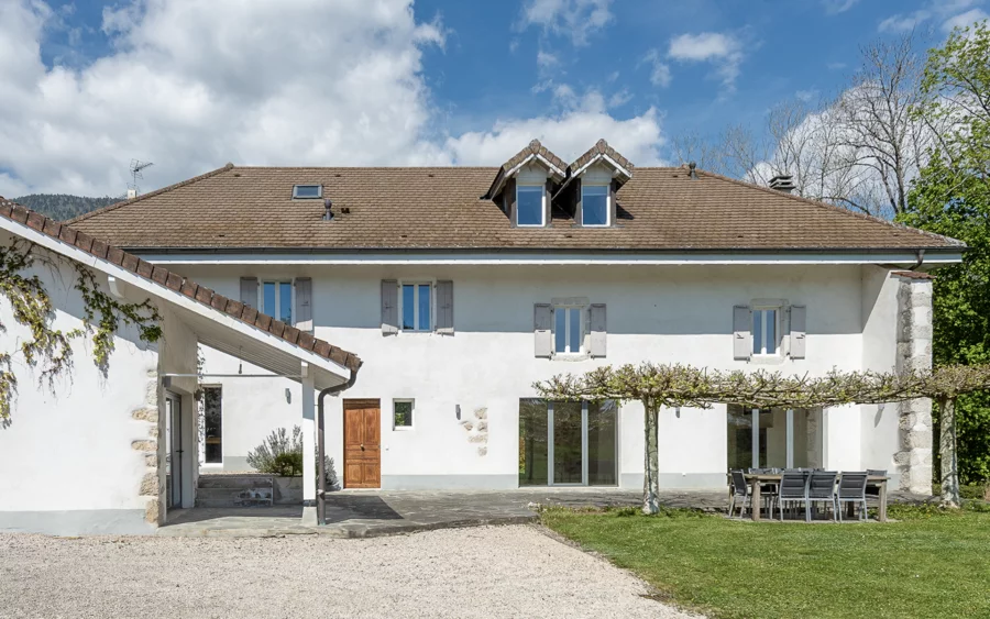 Façade - ancienne ferme rénovée à Divonne-les-Bains dans le Pays de Gex à vendre - Arrière-Cour, agence immobilière spécialisée dans le Pays de Gex
