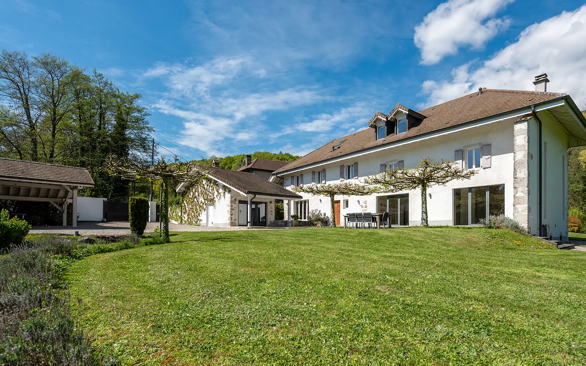 Façade de l'ancienne ferme rénovée à Divonne-les-Bains dans le Pays de Gex à vendre - Arrière-Cour, agence immobilière spécialisée dans le Pays de Gex