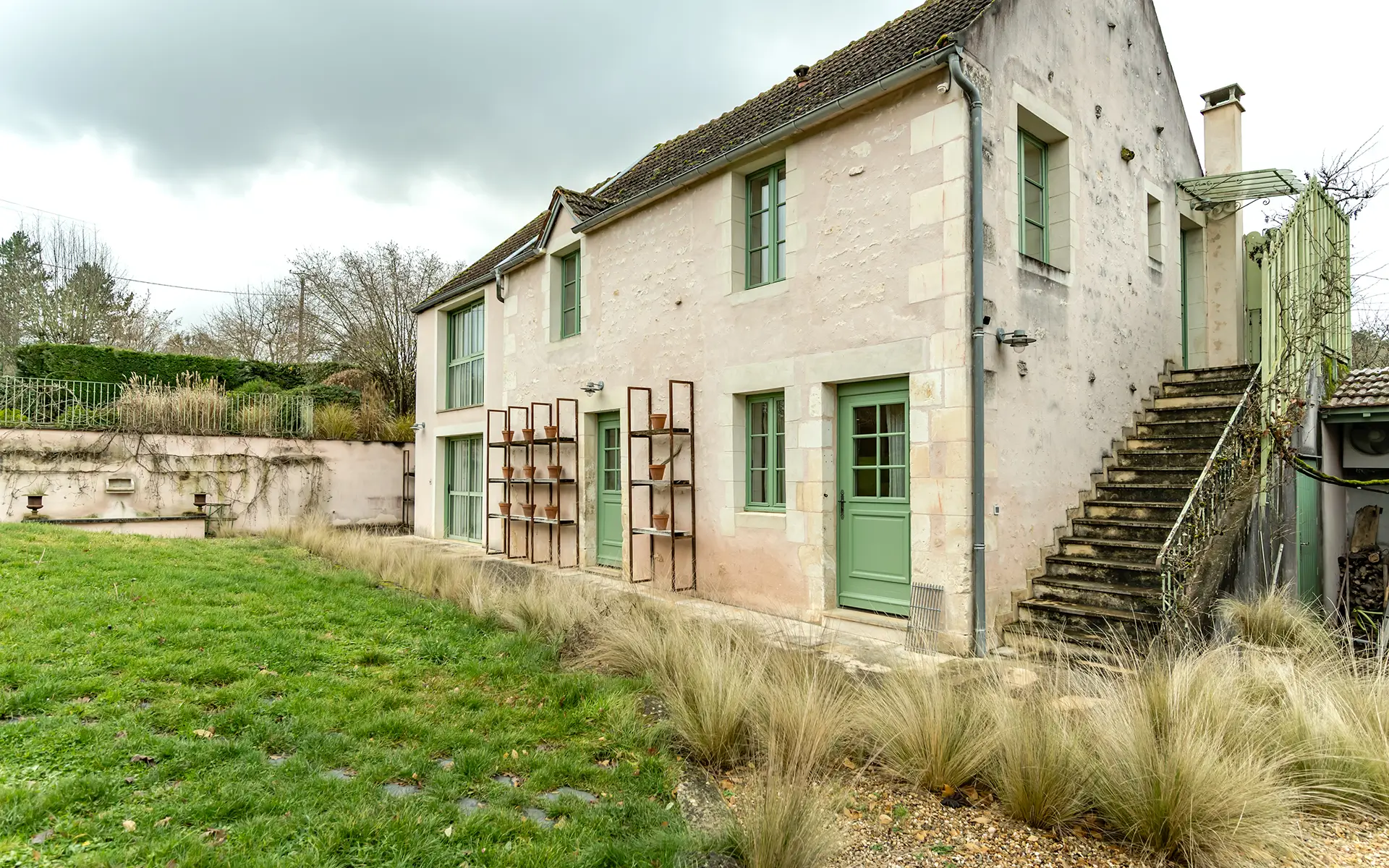 Façade du gîte de la maison ancienne en Bourgogne - à vendre - Arrière-Cour, agence immobilière spécialisée en Bourgogne