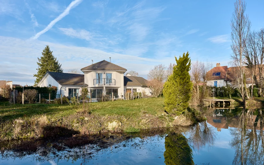 Façade et jardin de la propriété moderne et parc paysager près de Vesoul à vendre - Arrière-Cour, agence immobilière spécialisée en Haute-Saône