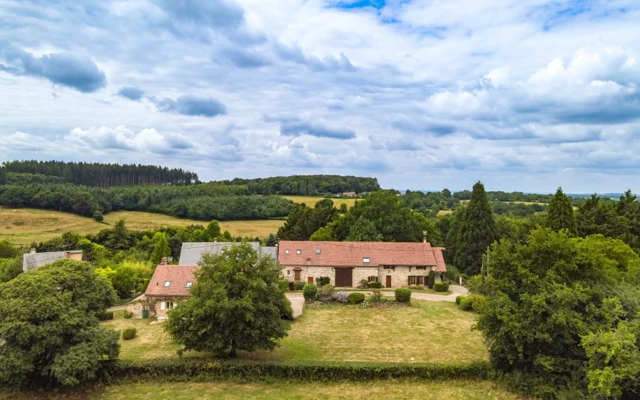 Façade et jardin de la résidence secondaire à Saint-Martin-du-Puy à vendre - Arrière-Cour, agence immobilière spécialisée dans la Nièvre