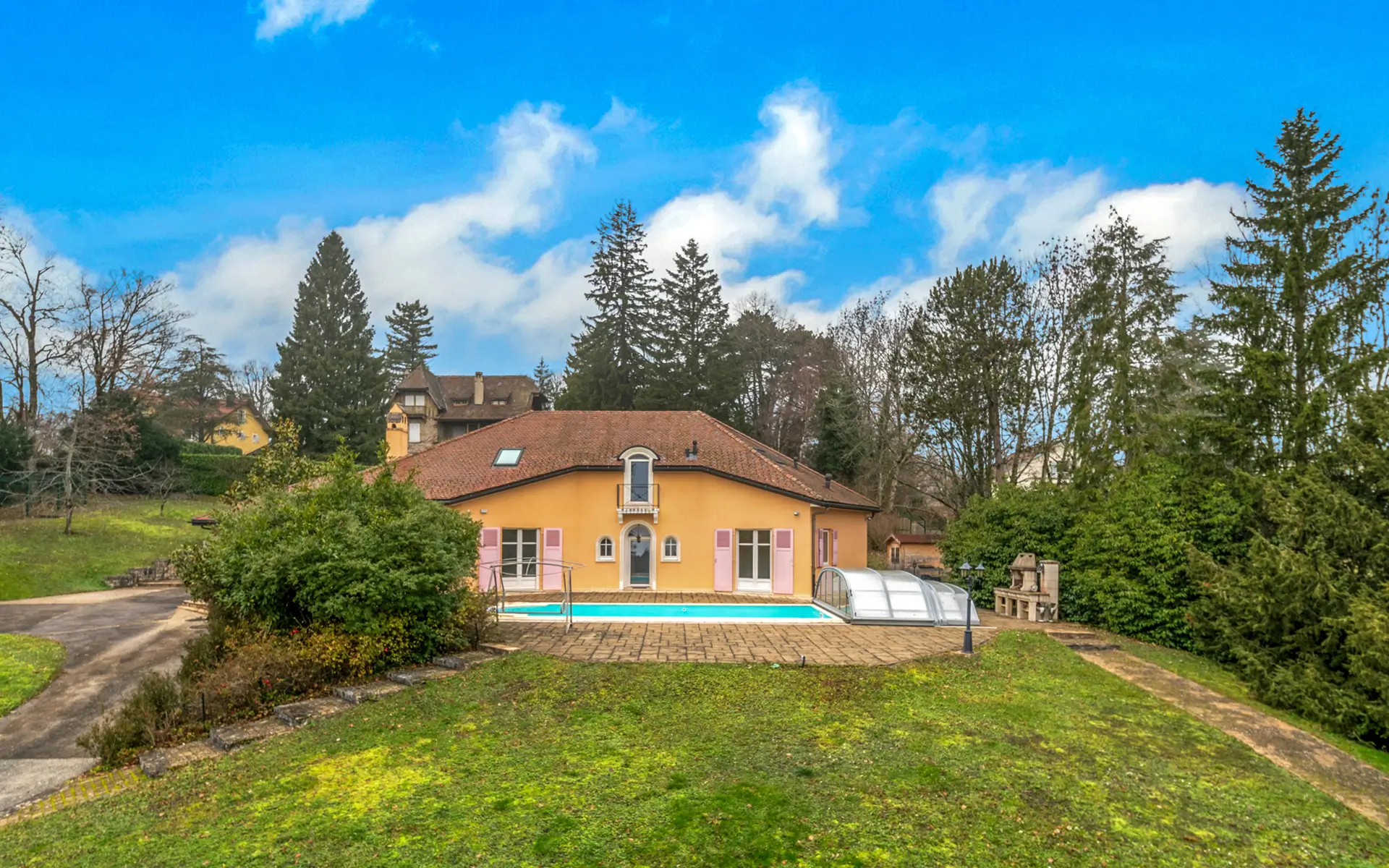 Façade et jardin de la villa de caractère avec parc paysager à Gex à vendre - Arrière-Cour, agence immobilière spécialisée dans le Pays de Gex