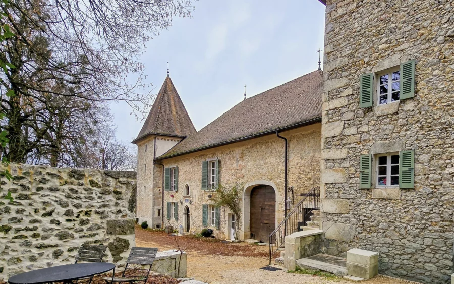 Façade lumineuse du château Millénaire aux portes de Genève et du Pays de Gex à vendre - Arrière-Cour, agence immobilière spécialisée dans le Pays de Gex