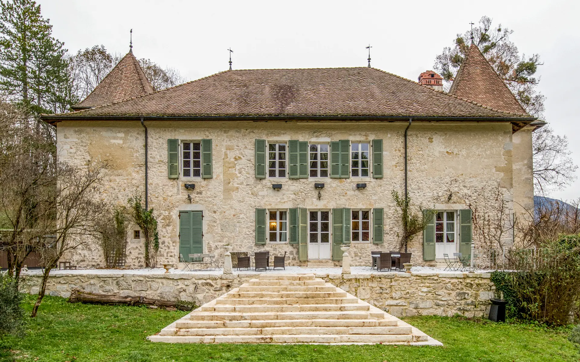 Façade lumineuse du château Millénaire aux portes de Genève et du Pays de Gex à vendre - Arrière-Cour, agence immobilière spécialisée dans le Pays de Gex