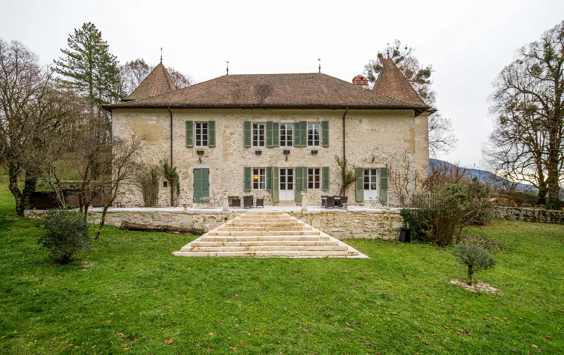 Façade lumineuse du château Millénaire aux portes de Genève et du Pays de Gex à vendre - Arrière-Cour, agence immobilière spécialisée dans le Pays de Gex