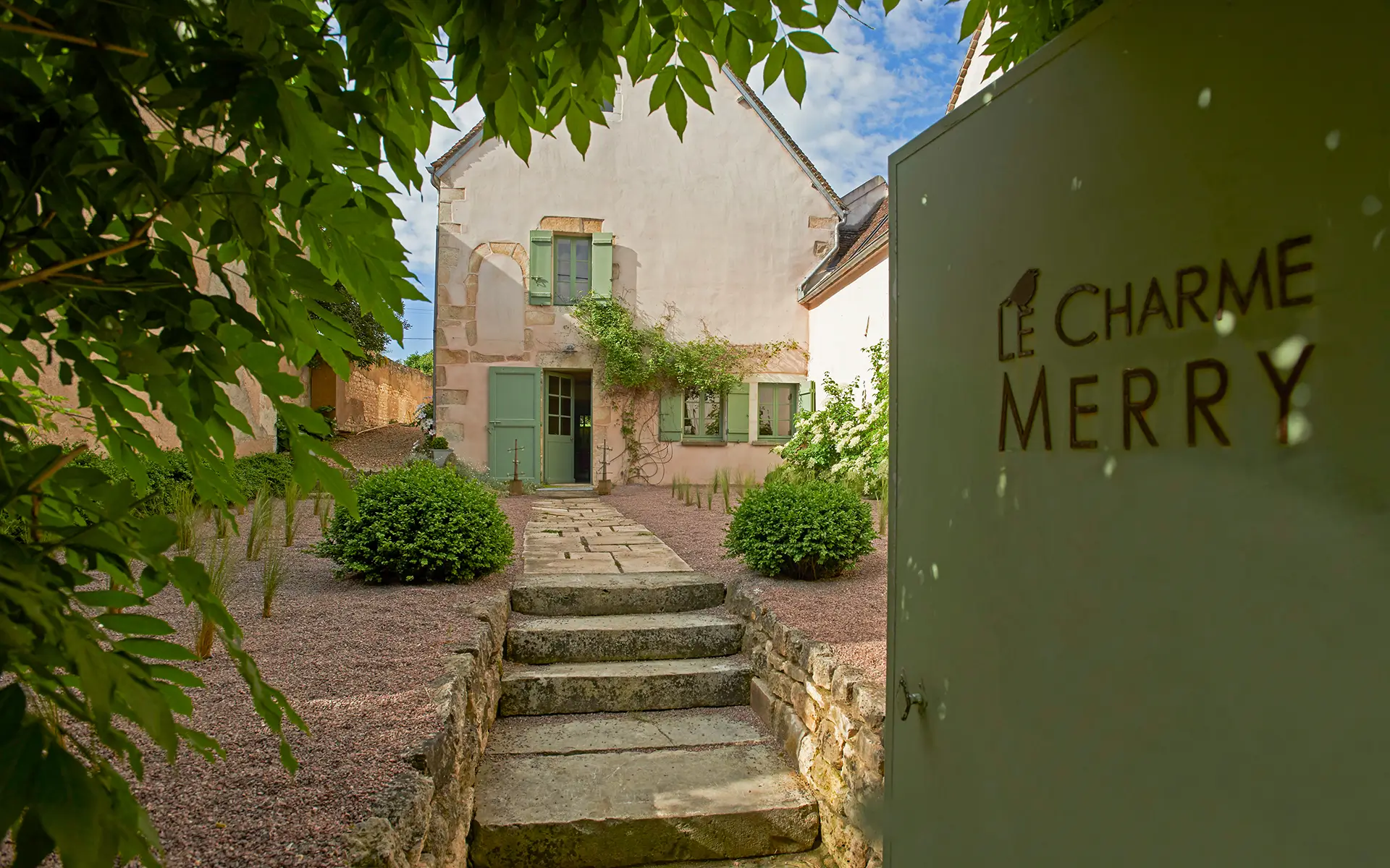 Façade lumineuse de la maison ancienne en Bourgogne à vendre - Arrière-Cour, agence immobilière spécialisée en Bourgogne