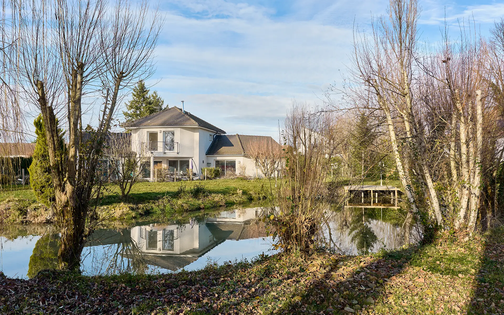 Façade lumineuse de la propriété moderne et parc paysager près de Vesoul à vendre - Arrière-Cour, agence immobilière spécialisée en Haute-Saône