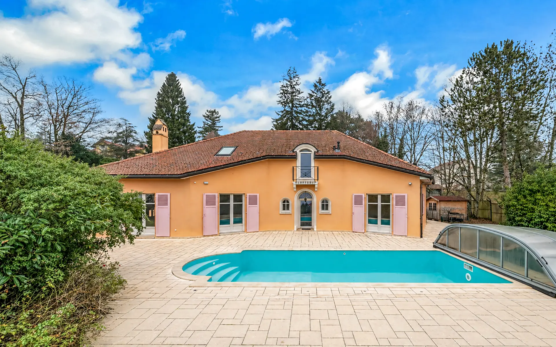 Façade lumineuse de la villa de caractère avec parc paysager à Gex à vendre - Arrière-Cour, agence immobilière spécialisée dans le Pays de Gex