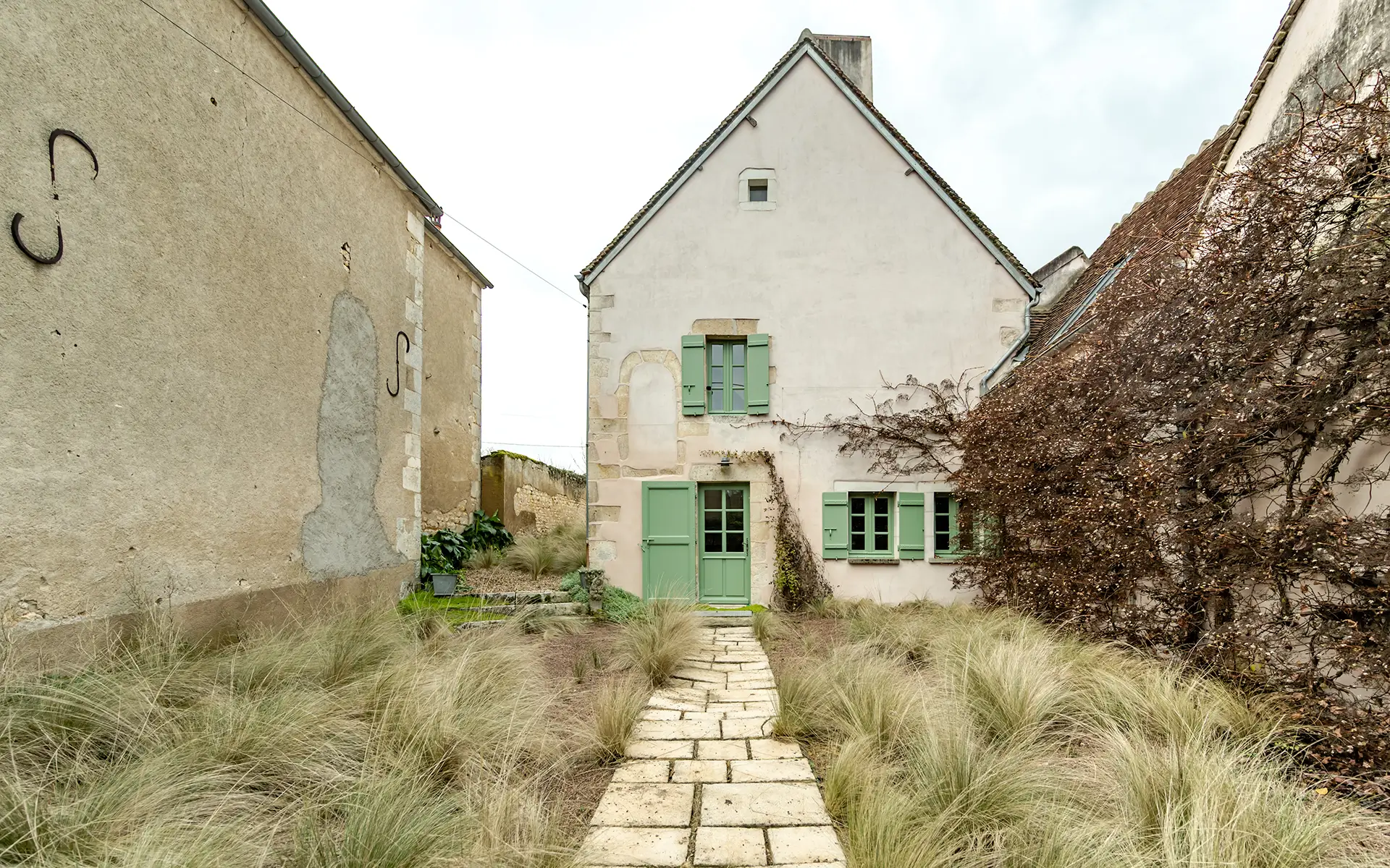 Façade principale de la maison ancienne en Bourgogne - à vendre - Arrière-Cour, agence immobilière spécialisée en Bourgogne